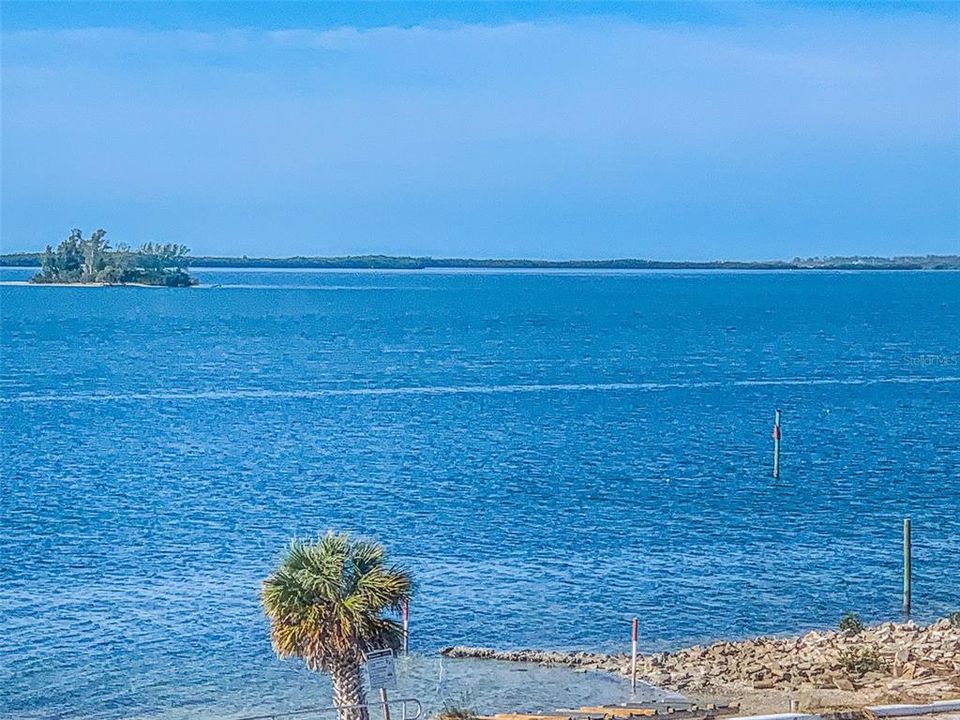 For Sale: $469,000 (2 beds, 2 baths, 1175 Square Feet)