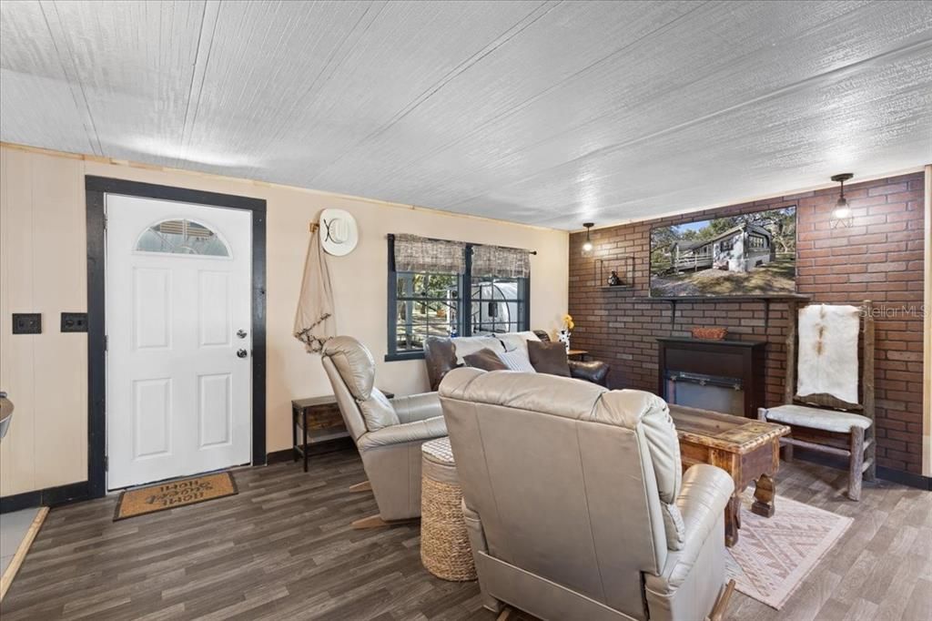 合同活跃: $124,500 (3 贝兹, 1 浴室, 976 平方英尺)