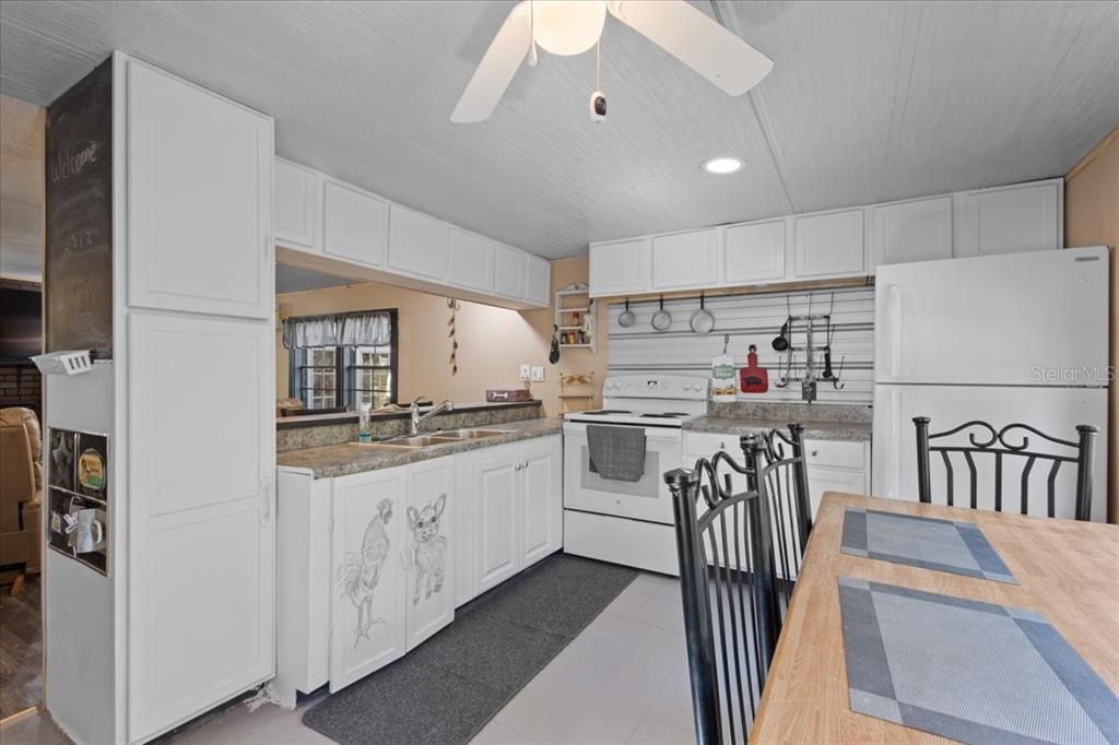 合同活跃: $124,500 (3 贝兹, 1 浴室, 976 平方英尺)