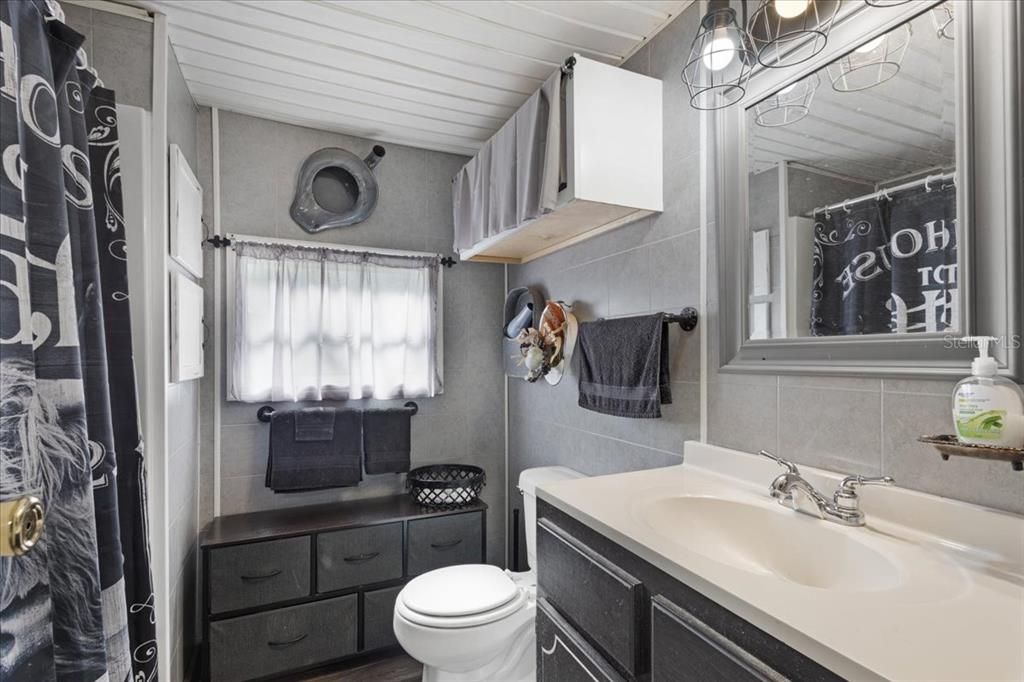 合同活跃: $124,500 (3 贝兹, 1 浴室, 976 平方英尺)