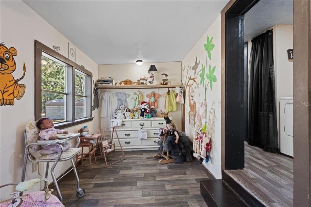 合同活跃: $124,500 (3 贝兹, 1 浴室, 976 平方英尺)