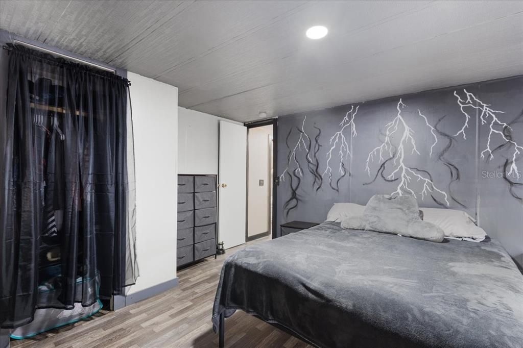 合同活跃: $124,500 (3 贝兹, 1 浴室, 976 平方英尺)