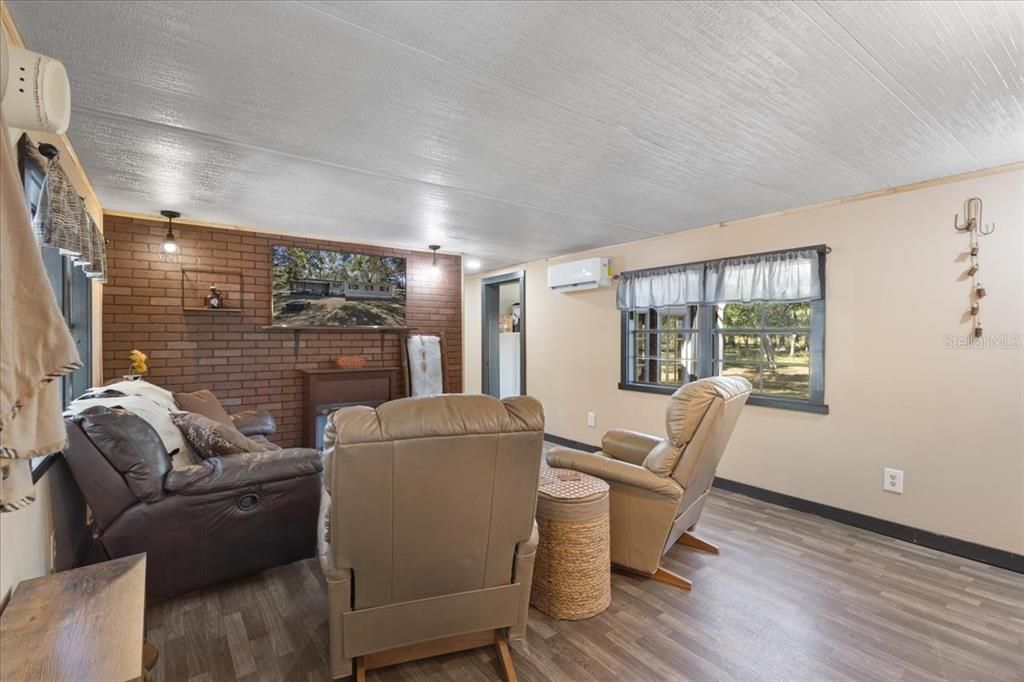 合同活跃: $124,500 (3 贝兹, 1 浴室, 976 平方英尺)