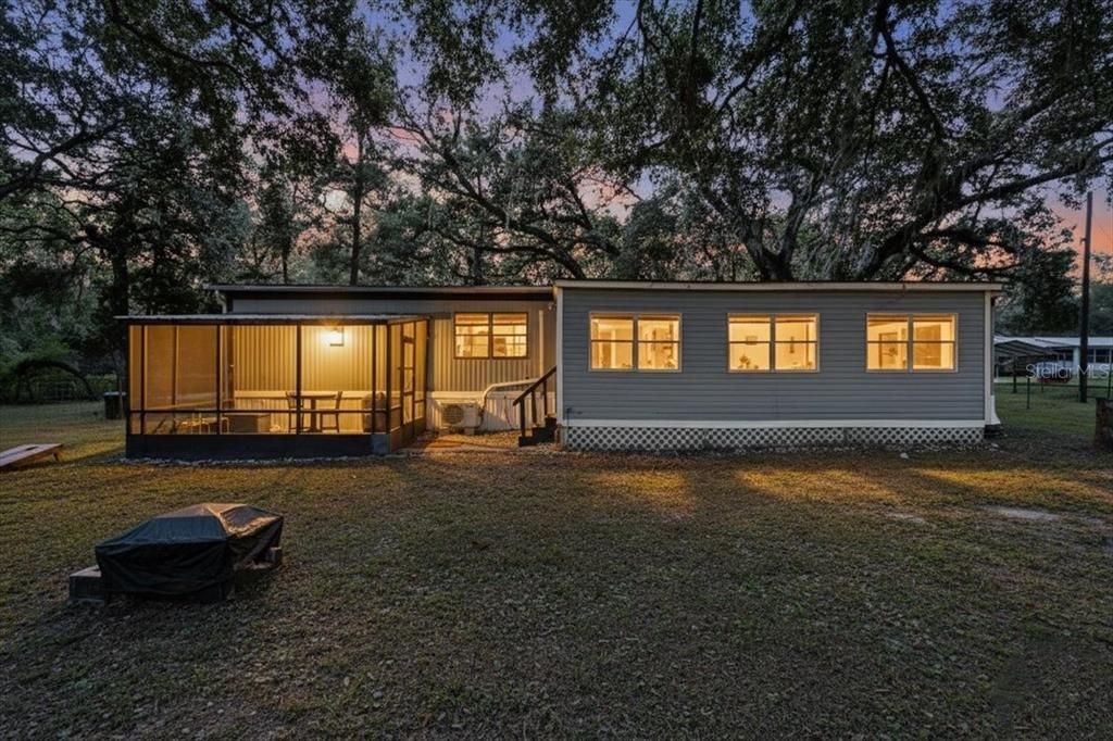 合同活跃: $124,500 (3 贝兹, 1 浴室, 976 平方英尺)