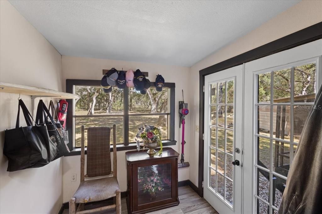 合同活跃: $124,500 (3 贝兹, 1 浴室, 976 平方英尺)