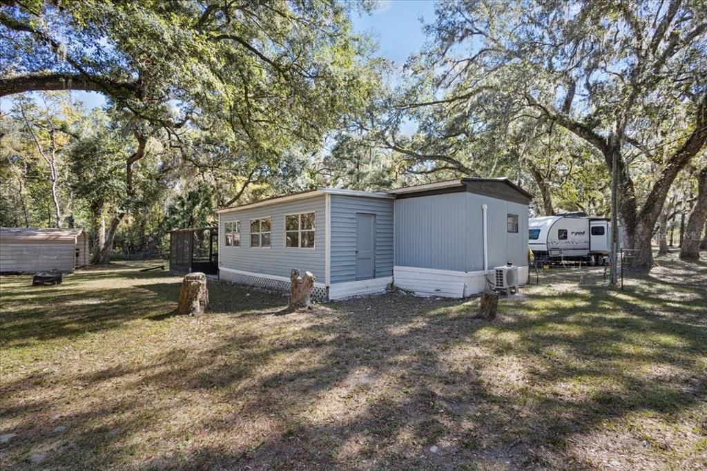 合同活跃: $124,500 (3 贝兹, 1 浴室, 976 平方英尺)