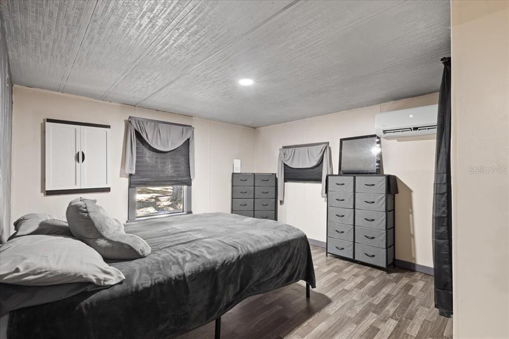 合同活跃: $124,500 (3 贝兹, 1 浴室, 976 平方英尺)