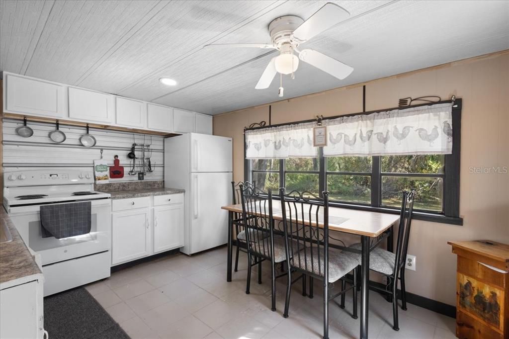 合同活跃: $124,500 (3 贝兹, 1 浴室, 976 平方英尺)