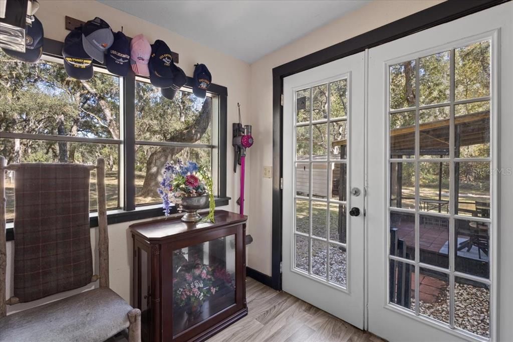 合同活跃: $124,500 (3 贝兹, 1 浴室, 976 平方英尺)