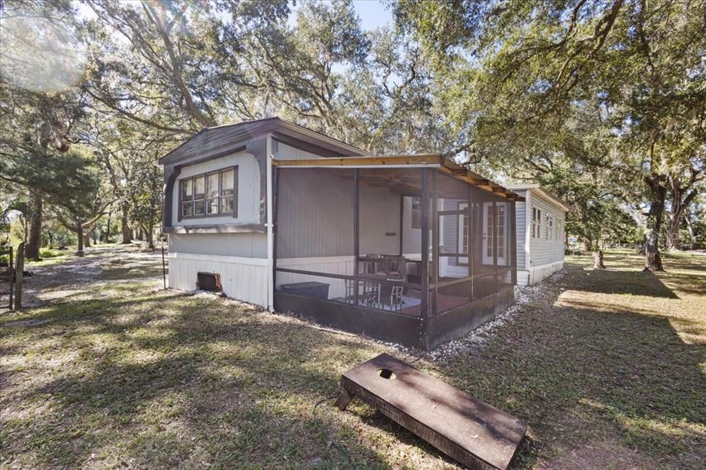 合同活跃: $124,500 (3 贝兹, 1 浴室, 976 平方英尺)