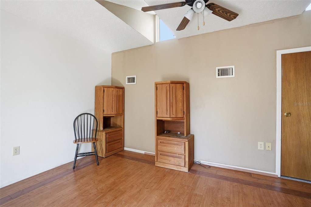 Под контрактом: $199,000 (3 спален, 2 ванн, 1496 Квадратных фут)