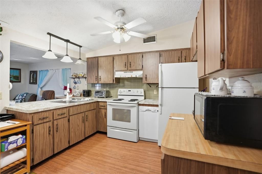 Под контрактом: $199,000 (3 спален, 2 ванн, 1496 Квадратных фут)