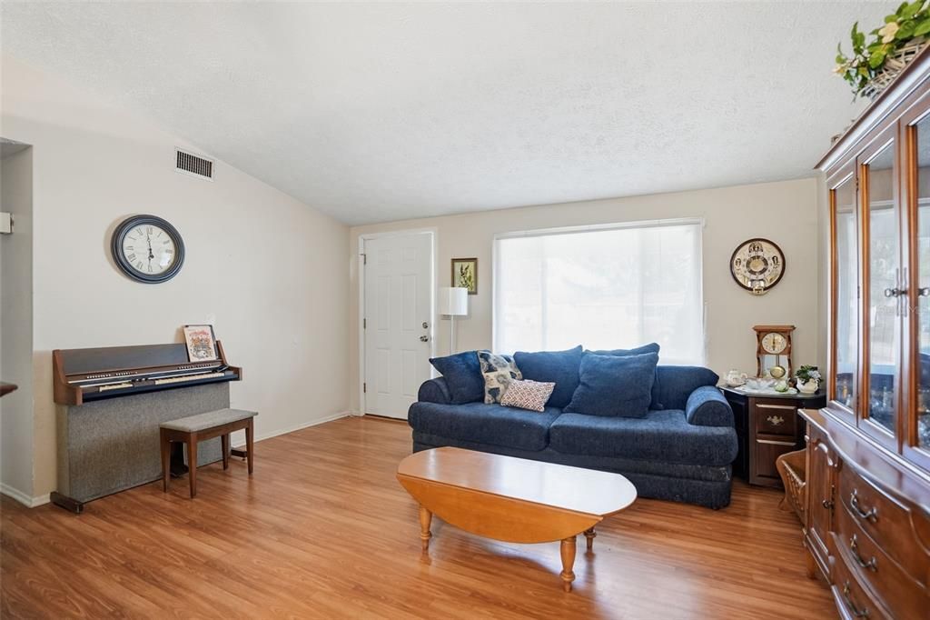 Под контрактом: $199,000 (3 спален, 2 ванн, 1496 Квадратных фут)