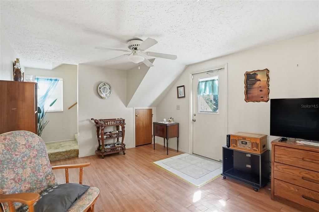 Под контрактом: $199,000 (3 спален, 2 ванн, 1496 Квадратных фут)