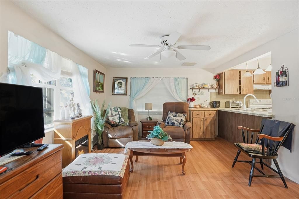 Под контрактом: $199,000 (3 спален, 2 ванн, 1496 Квадратных фут)