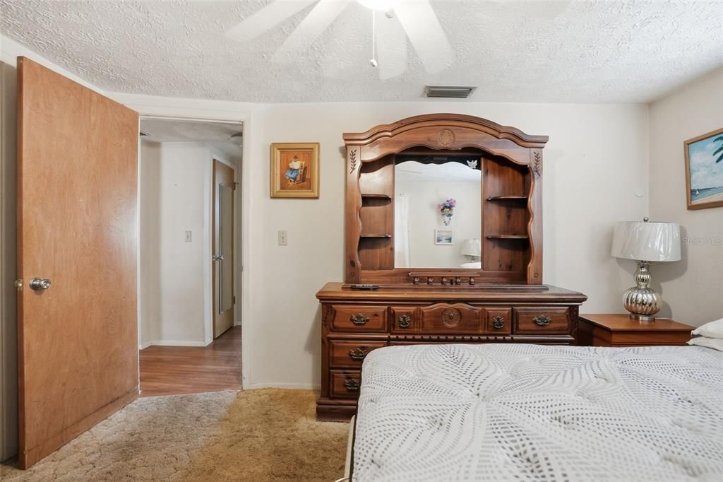 Под контрактом: $199,000 (3 спален, 2 ванн, 1496 Квадратных фут)