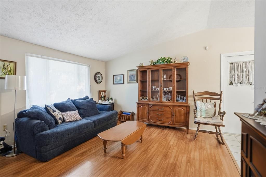 Под контрактом: $199,000 (3 спален, 2 ванн, 1496 Квадратных фут)