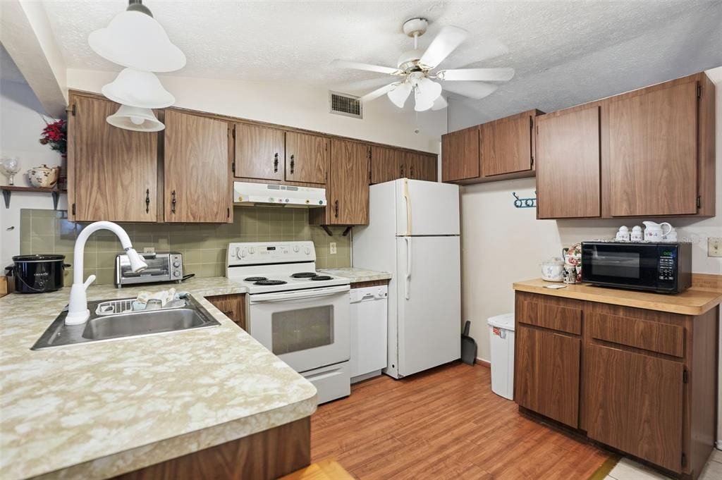 Под контрактом: $199,000 (3 спален, 2 ванн, 1496 Квадратных фут)