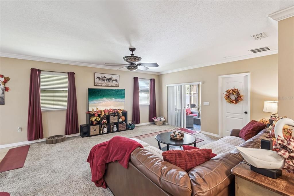 For Sale: $339,999 (3 beds, 2 baths, 1761 Square Feet)