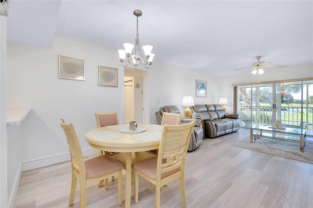 合同活跃: $299,000 (3 贝兹, 2 浴室, 1357 平方英尺)