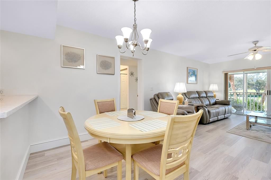 合同活跃: $299,000 (3 贝兹, 2 浴室, 1357 平方英尺)