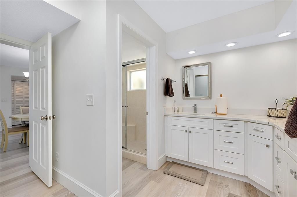 合同活跃: $299,000 (3 贝兹, 2 浴室, 1357 平方英尺)