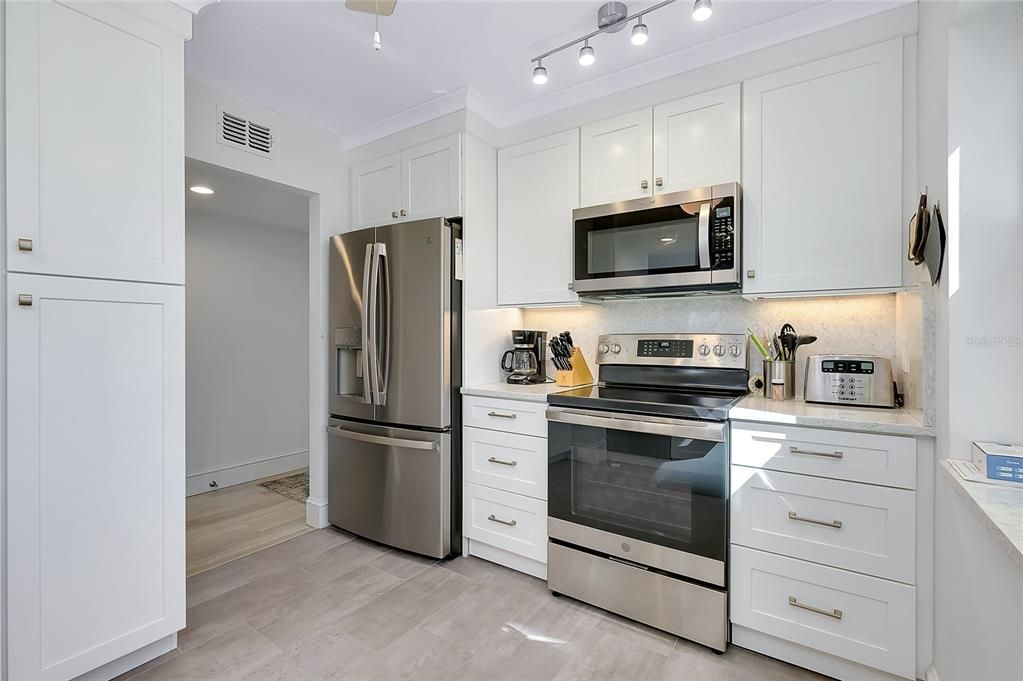 合同活跃: $299,000 (3 贝兹, 2 浴室, 1357 平方英尺)