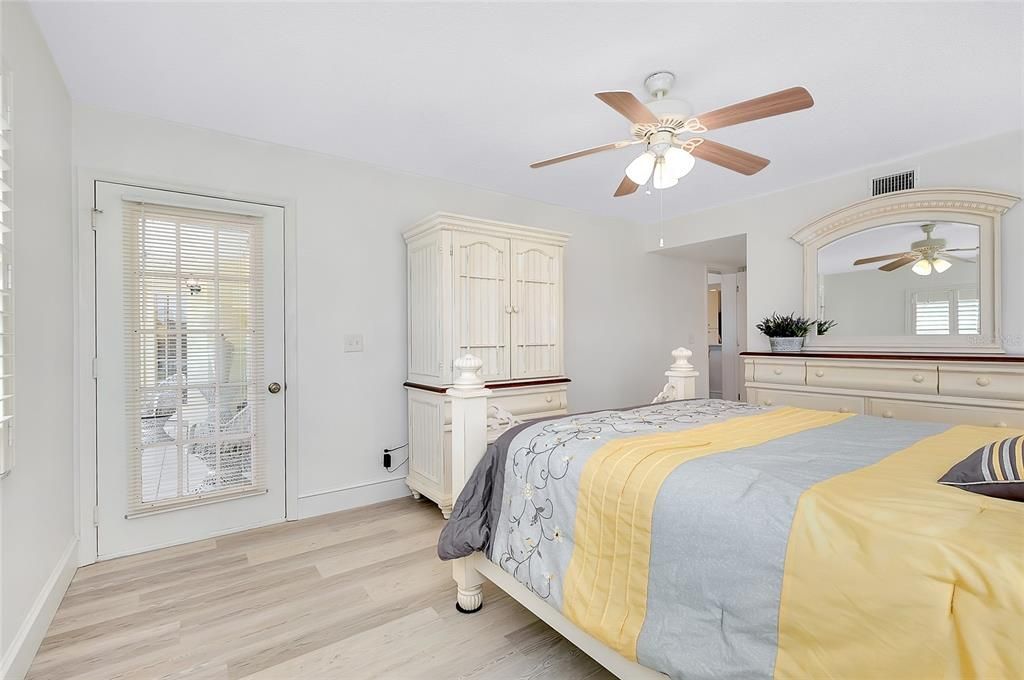 合同活跃: $299,000 (3 贝兹, 2 浴室, 1357 平方英尺)