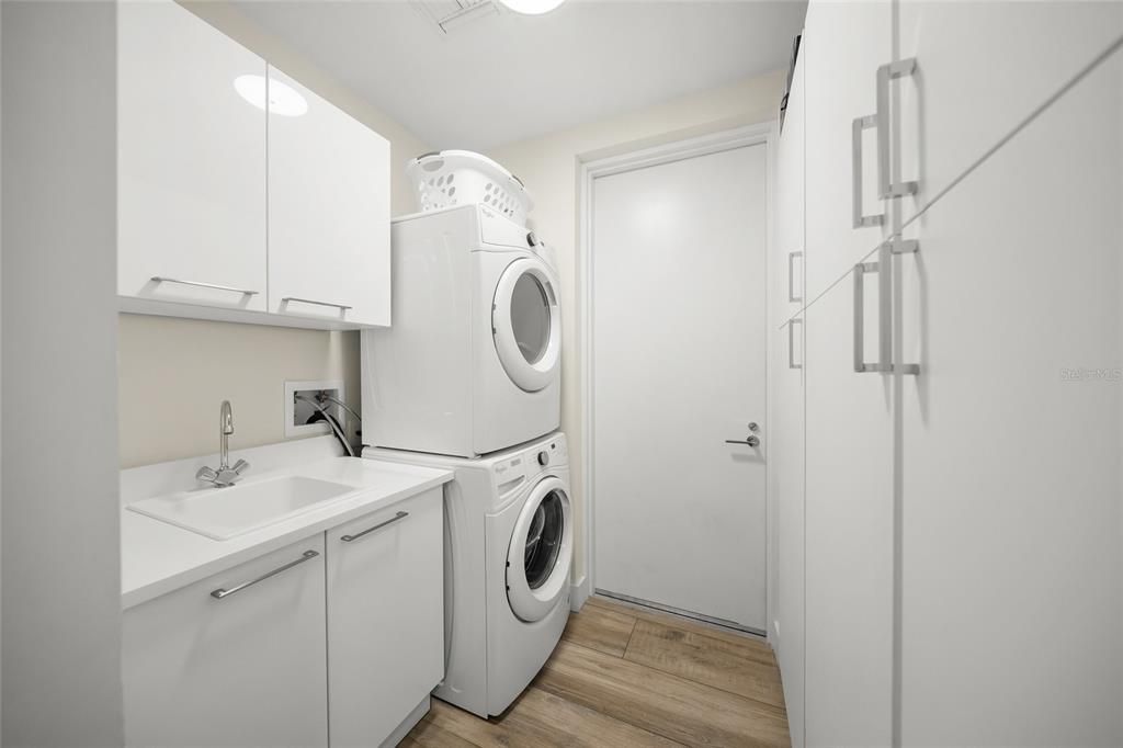 For Sale: $1,975,000 (2 beds, 2 baths, 1770 Square Feet)