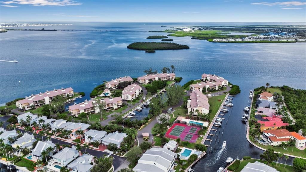 For Sale: $900,000 (2 beds, 2 baths, 1762 Square Feet)