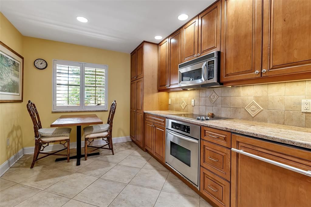 For Sale: $900,000 (2 beds, 2 baths, 1762 Square Feet)