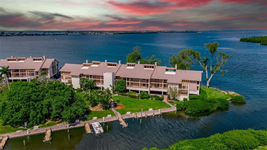 For Sale: $900,000 (2 beds, 2 baths, 1762 Square Feet)