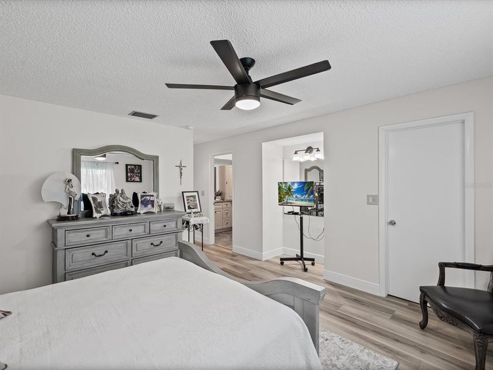 For Sale: $249,900 (2 beds, 2 baths, 1288 Square Feet)