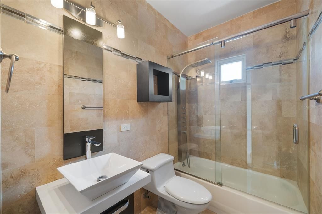 En Venta: $995,000 (4 camas, 3 baños, 2376 Pies cuadrados)