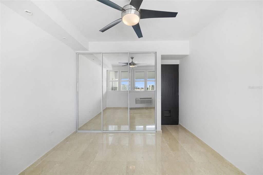 En Venta: $995,000 (4 camas, 3 baños, 2376 Pies cuadrados)