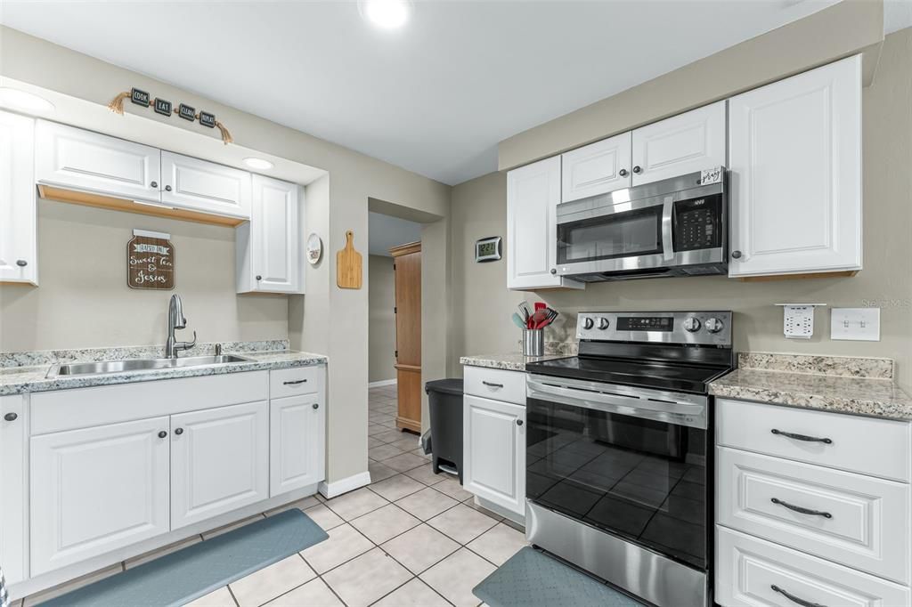 На продажу: $395,000 (4 спален, 2 ванн, 1711 Квадратных фут)