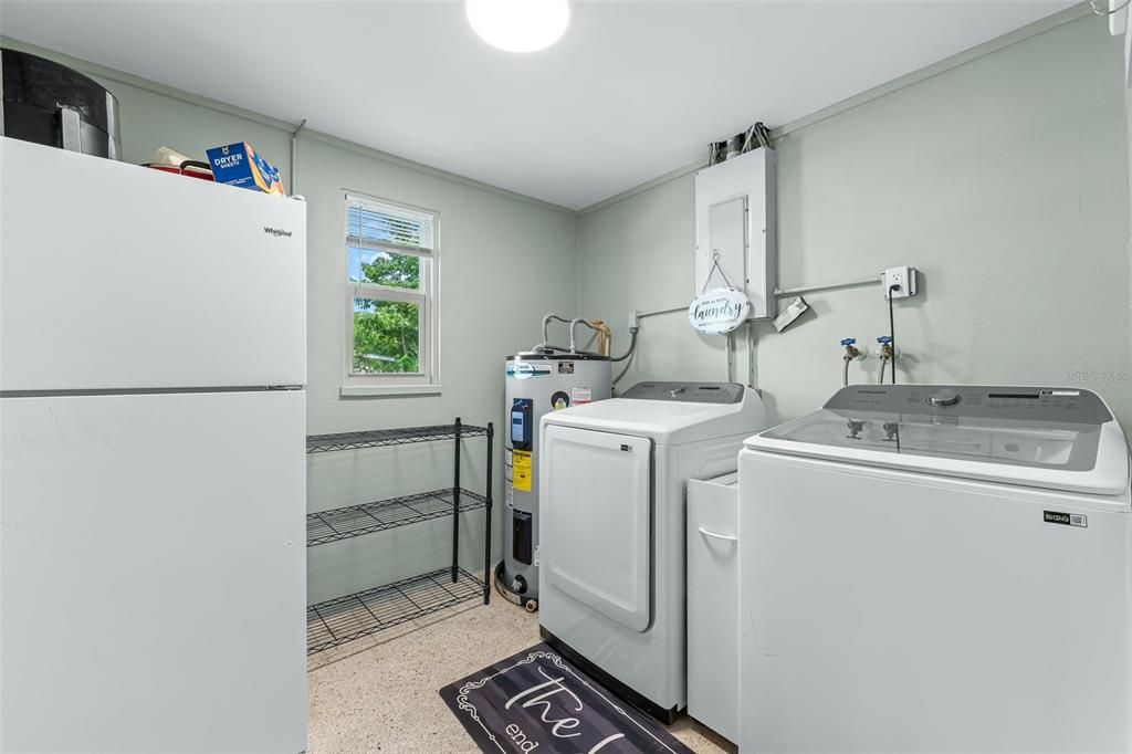 На продажу: $395,000 (4 спален, 2 ванн, 1711 Квадратных фут)