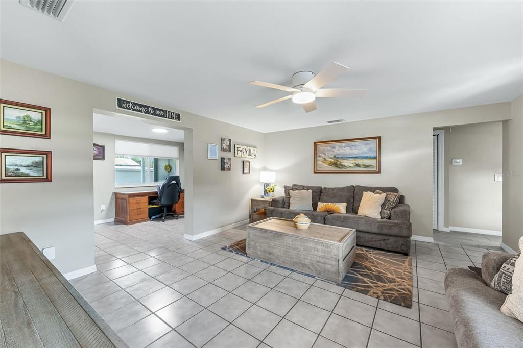 На продажу: $395,000 (4 спален, 2 ванн, 1711 Квадратных фут)