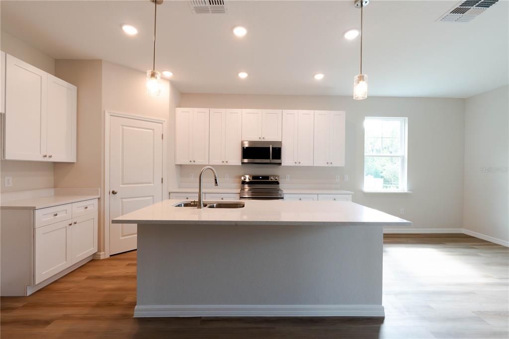 For Sale: $319,000 (4 beds, 3 baths, 1897 Square Feet)