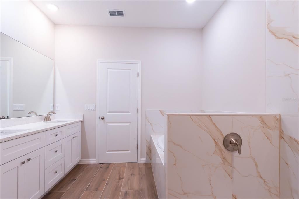 For Sale: $319,000 (4 beds, 3 baths, 1897 Square Feet)