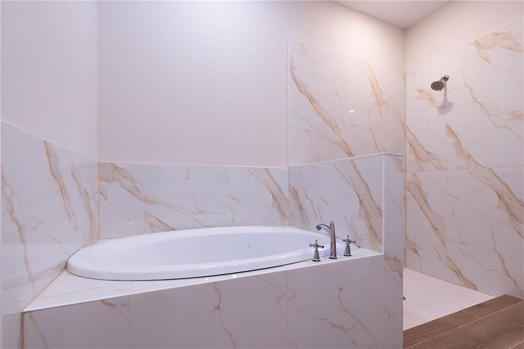 For Sale: $319,000 (4 beds, 3 baths, 1897 Square Feet)