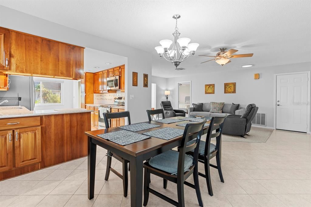 Под контрактом: $249,900 (2 спален, 2 ванн, 1744 Квадратных фут)