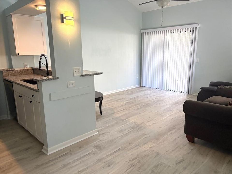 For Sale: $162,900 (1 beds, 1 baths, 722 Square Feet)