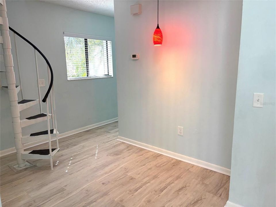For Sale: $162,900 (1 beds, 1 baths, 722 Square Feet)