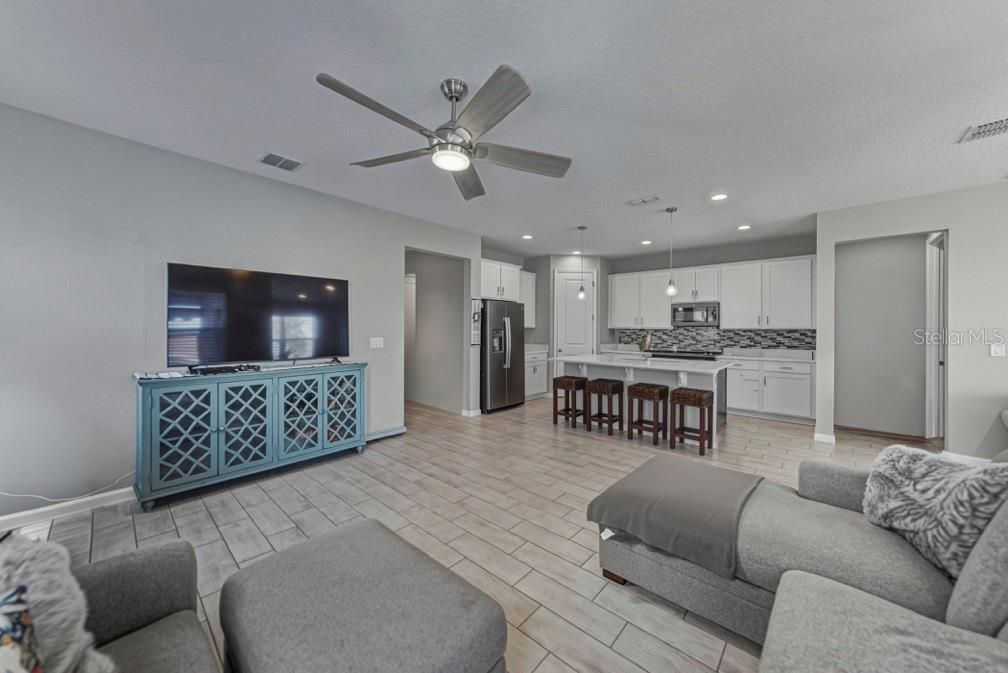 For Rent: $2,300 (3 beds, 2 baths, 1725 Square Feet)