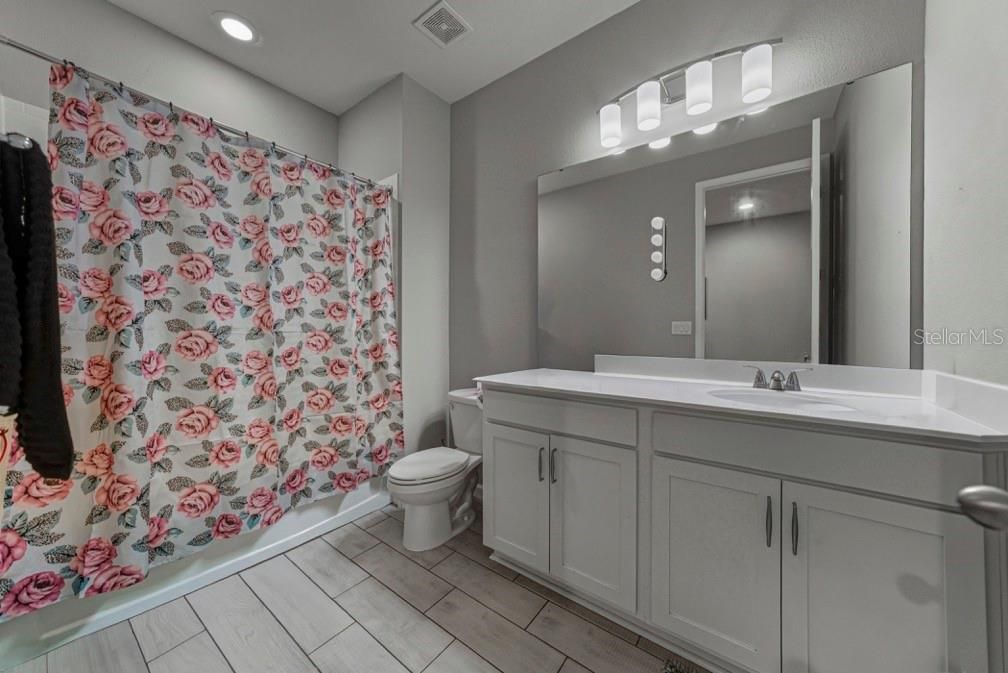 For Rent: $2,300 (3 beds, 2 baths, 1725 Square Feet)