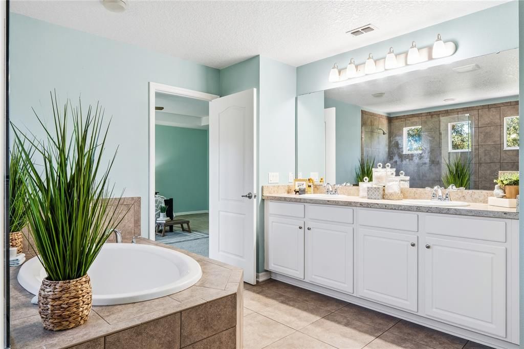 For Sale: $532,000 (4 beds, 2 baths, 2892 Square Feet)