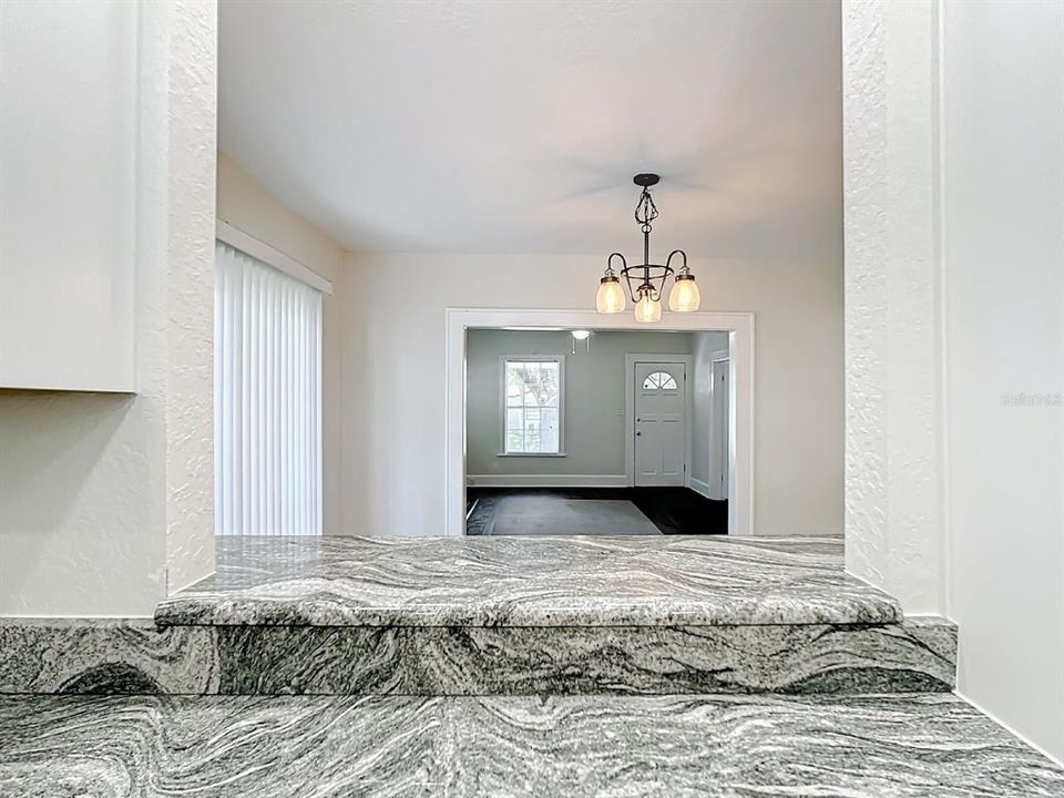 出租: $2,000 (2 贝兹, 1 浴室, 936 平方英尺)