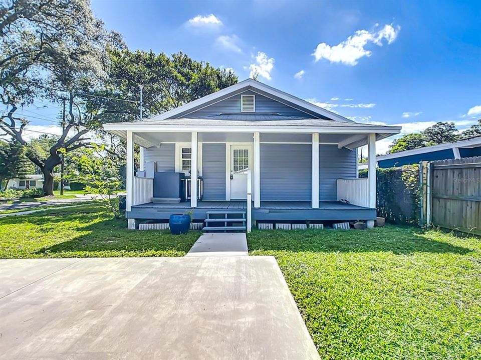 出租: $2,000 (2 贝兹, 1 浴室, 936 平方英尺)