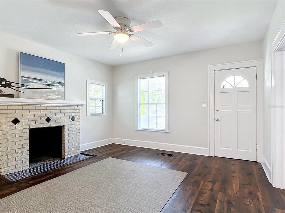 出租: $2,000 (2 贝兹, 1 浴室, 936 平方英尺)